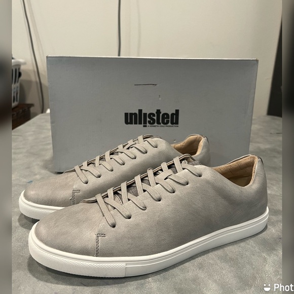 SIZE 10 UNLISTED STAND STYLE SNEAKERS BY KENNETH COLE - Picture 1 of 4